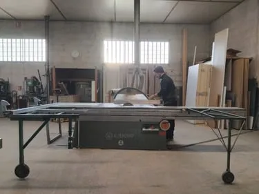 Vue de l'atelier de menuiserie Atout Bois Condrieu avec la scie à format
