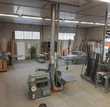 Vue d'ensemble de l'atelier Atout Bois Condrieu avec machines