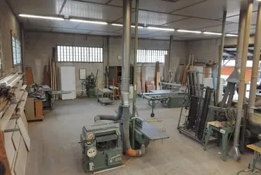 Atelier de menuiserie avec raboteuse Corali 350 et machines-outils