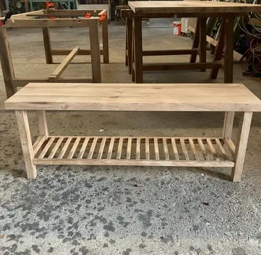 Banc en bois massif naturel avec plateau et clayettes, fabriqué sur mesure dans l'atelier d'Atout Bois Condrieu