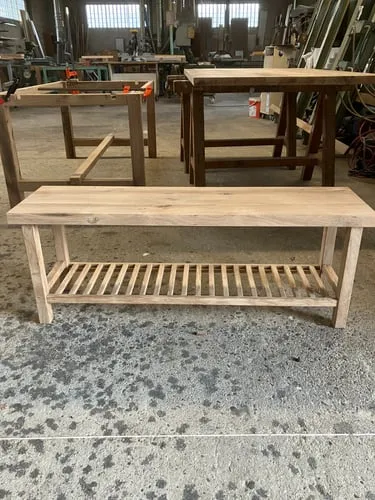 Banc en chêne massif en cours de fabrication dans l'atelier