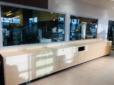 Comptoir professionnel blanc pour espace commercial