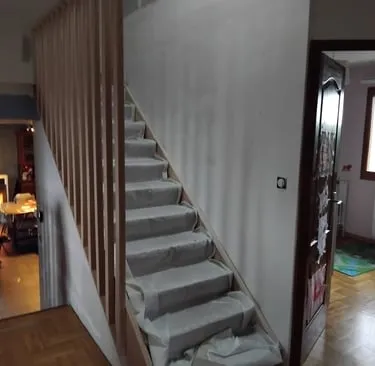 Escalier droit avec claustra bois vertical, en cours de pose