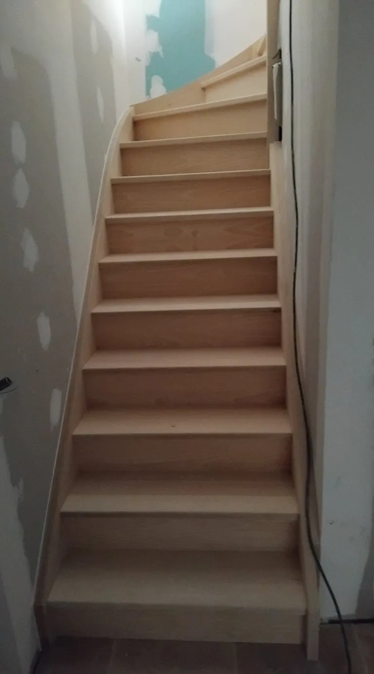 Escalier droit en hêtre massif fabriqué par Atout Bois Condrieu