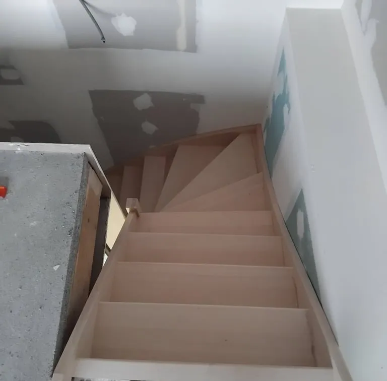 Escalier quart tournant en hêtre, vu de haut