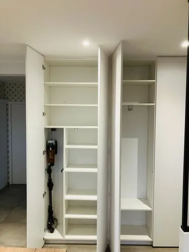Placard en mélaminé blanc sur mesure fabriqué par Atout Bois