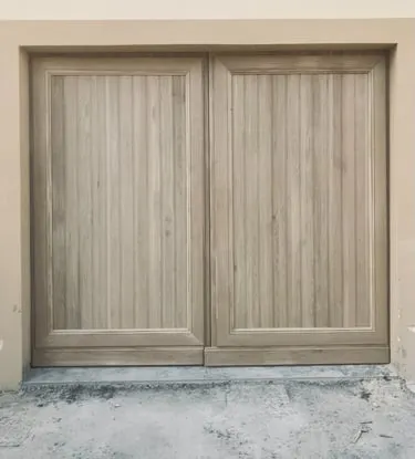 Portail double vantaux en chêne massif fabriqué par Atout Bois Condrieu
