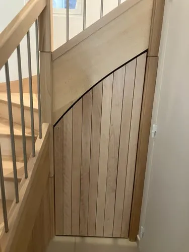 Porte sous escalier en bois massif avec claustra intégré