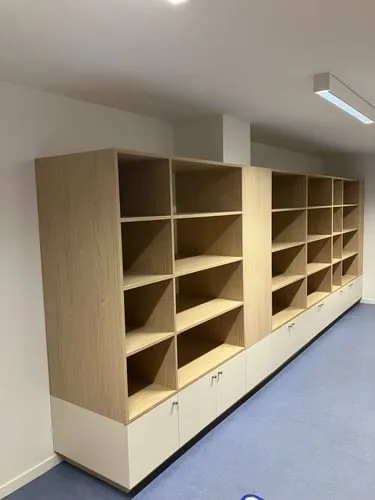 Grande bibliothèque en bois clair pour professionnel réalisée par Atout Bois