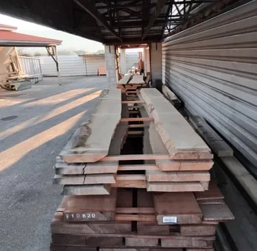 Stock de planches de bois sous auvent